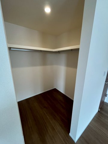 洋室にはウォークインクローゼットがあり、荷物の多い方でも安心です。