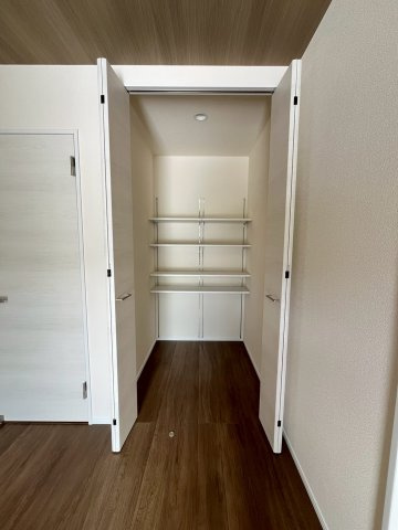 扉付きで生活感を出さずに収納可能です。