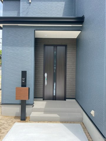お家の顔となる玄関ドアと、お家の雰囲気に合わせたポスト。