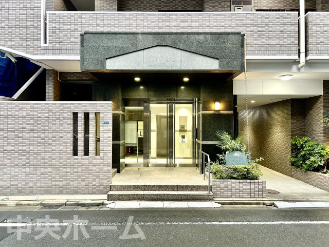 【エントランス】マンションのエントランスは、その物件の印象を決める、顔とも言える場所です。毎日通る場所ですからきれいなのが一番です。エントランス内はオートロックですので暮らしの安全も確保されています。