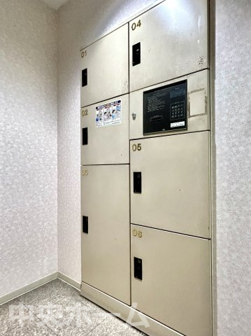 【宅配ボックス】在宅時・不在時に関わらず、居住者の代わりに非対面で宅配物を受け取ってくれる便利な設備です。わかりやすくご説明致しますので見学時にはお部屋だけではなく共用部分もぜひチェックしてください。
