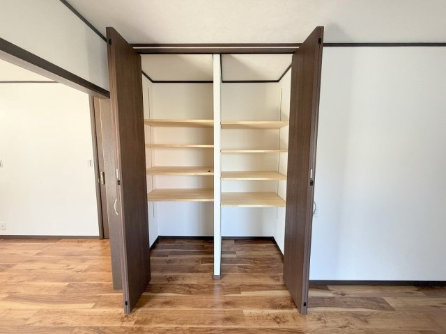 キッチンのパントリーです。買い溜め派にも嬉しい収納箇所です