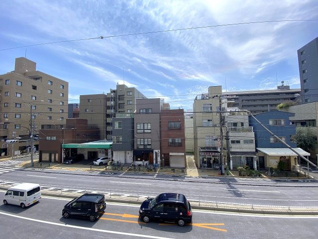 前面に遮るもののない開放的な眺望が広がるお部屋からのロケーション。心地よい風と明るい陽光を感じながら、開放感あふれる爽やかな日常生活を満喫していただけます。