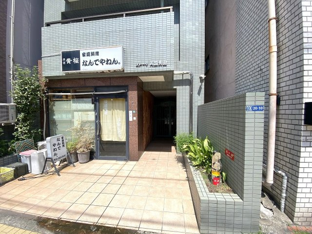 マンションの顔となる清潔感あふれる「エントランス入口」。行き届いた管理体制により共用部も常に美しく保たれており、住まう人はもちろん訪れるゲストも心地よく迎え入れます。