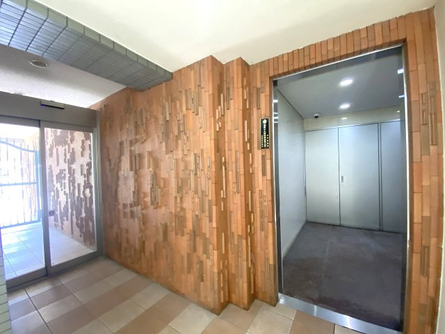 住まいの安心と快適性を高める上質な「エントランスホール」。落ち着きのある空間設計で、日々の外出・帰宅時にはホッと一息つけるような心地よいゆとりと安心感を提供いたします。