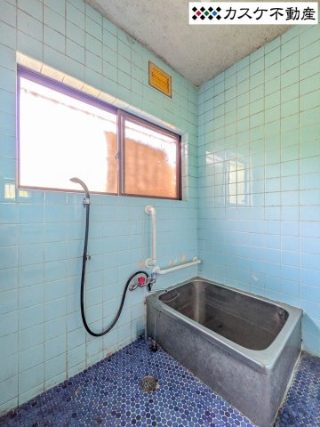 レトロな水色タイルが可愛い浴室。リフォーム工事も承っておりますのでお気軽にご相談ください♪