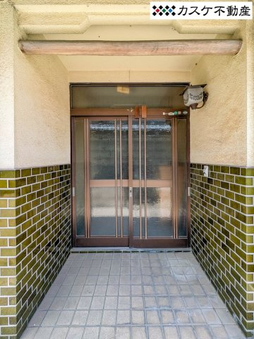 屋根付きポーチがあり、雨の日の帰宅時も濡れません。置き配スペースとしても◎