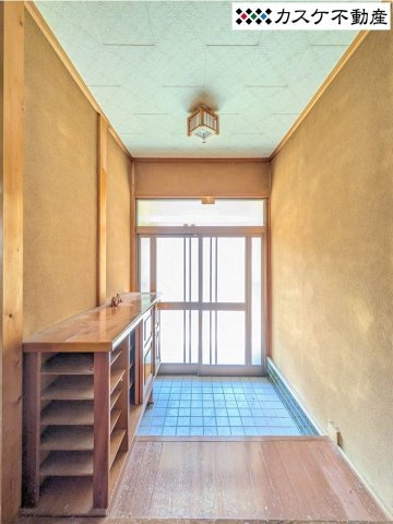 屋外用のシューズや室内用スリッパが収納できる棚があります。