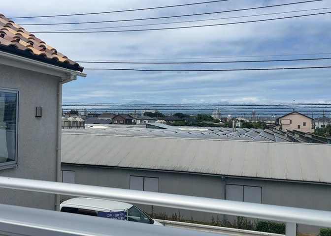 2階からの展望は周囲に開放感があり、心地よい光と風を感じることができます。落ち着いた住宅地に位置しているため、開放的な眺めを楽しみながら穏やかで快適な生活を送ることができる周辺環境です。