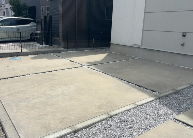 敷地内にカースペースの駐車場を確保しております。北側6.0m・西側8.0mの広い公道に面した角地のため、車の出し入れや駐車がスムーズに行え、お出かけやご帰宅の際も大変便利で安心な環境です。