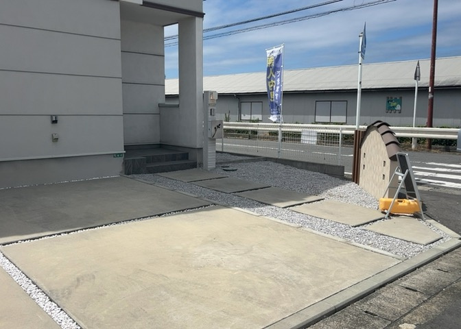 敷地面積が50坪（165.29？）あるため、南庭のスペースが確保されています。日当たり良好なお庭ではガーデニングや家庭菜園などを楽しむことができ、お子様やペットの遊び場としても重宝します。