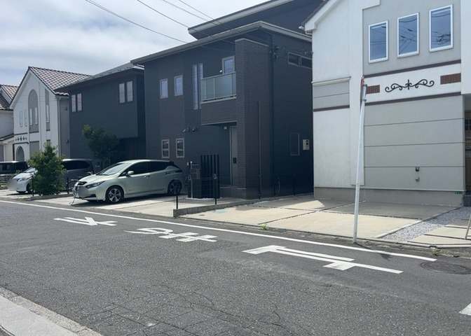 西側幅員約8.0mの公道に接する角地物件です。道路幅が広いため見通しが良く、前面道路の歩道や開放感も魅力的です。お車の運転や車庫入れに不慣れな方でも安心して敷地へアクセスすることができます。