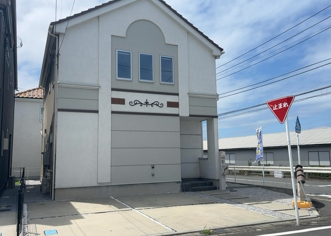 北側6m・西側8mの公道に面する角地に位置する、2023年4月築の木造2階建て一戸建てです。平坦地で整形地の50坪という恵まれた土地形状に建っており、外観もスタイリッシュで美しい建物です。