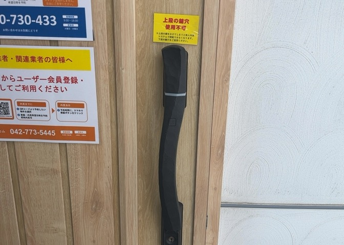 TVモニタ付インターホンを設置しており、来訪者の姿を室内から事前に確認できるため防犯面も安心です。小さなお子様のお留守番や夜間の対応時にも、安全性の高い暮らしを提供できる設備が整っています。