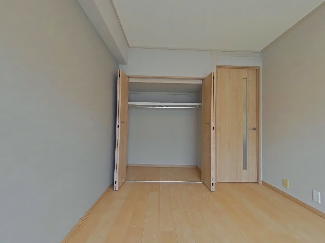 バルコニー側洋室