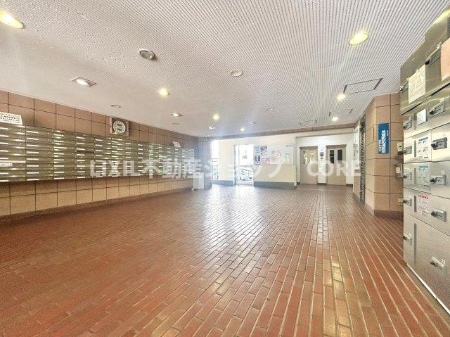ロビーとは玄関に続く通路を兼ねた広間。共用部分になります。
