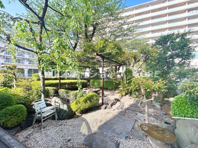 建物や壁に囲まれた外部空間で、採光・通風の確保、防犯性の向上といったメリットもございます。