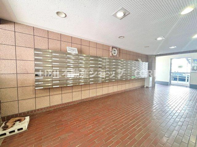 エントランス付近に設置されている郵便受けになります。