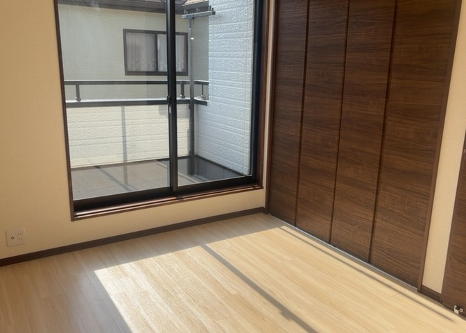 寝室でゆっくりと過ごすためにはベッド周りの適度な空間を担保することや窓の位置、照明の明るさ、寝室の広さなどを考える必要があります。自身や家族の構成とライフスタイルに併せて寝室にする部屋を選びましょう！