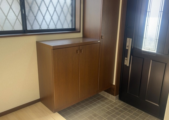 玄関は家の顔でもあり、家族以外の目にも止まる場所です。玄関は外との間を仕切る扉、靴などをしまっておく収納スペース、靴脱ぎのたたきスペース、来客とのやり取りをするドアホンなど複数のアイテムからなります。