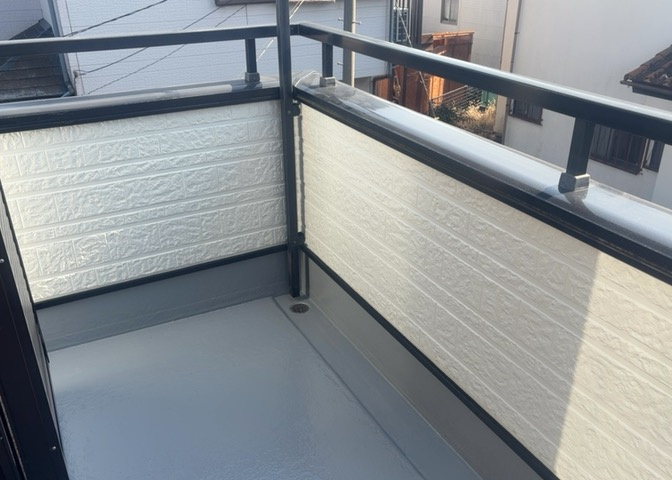 バルコニーは、室外の専用スペースのうち、「屋根がなく開放された空間」であるものを指します。ベランダより広いタイプのものが多く、日当たりもよいため家庭菜園などを楽しみたい人にとって適した環境となります。