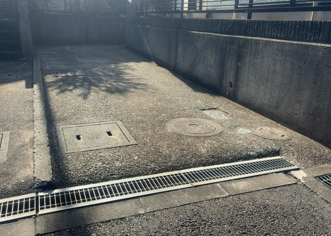 駐車場と明記されていても、最小スペースでつくられた駐車場だと大型車は駐車できなかったり、出入りしにくくなったりする可能性があります。お車のサイズと購入したい物件の駐車場のサイズを現地で確認しましょう。