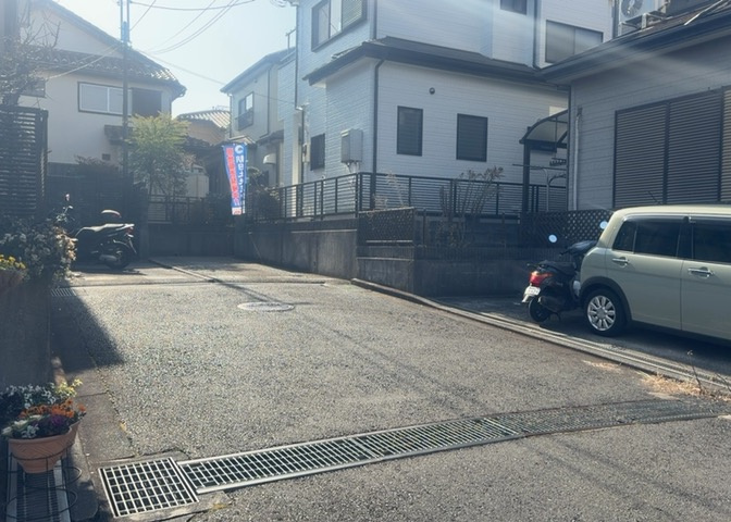 住宅用の土地では前面道路に2m以上接していなければならないと法律で定められています。しかし、お持ちの車のサイズやライフスタイルなどにより、2mでは利便が悪い場合もございますので、事前に確認しましょう。