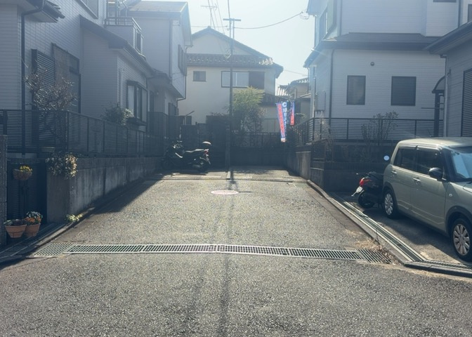 お持ちの車種によっては前面道路が広い方が便利でしょう。しかし、前面道路が広ければその分交通量が多くなるため、騒音などが気になる場合があります。実際に現地を見学し、周辺交通量や騒音などを確認しましょう！