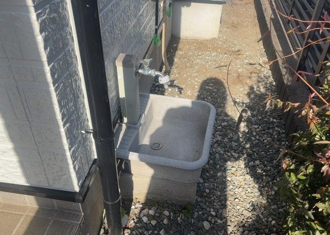 敷地内に散水栓や立水栓があると便利です。水道水を直接利用できるため、水を運ぶ手間を省くことが出来ます。大量の水を必要とする洗車作業や清掃などに役立ちます。その他設備とあわせて、現地でご確認ください。