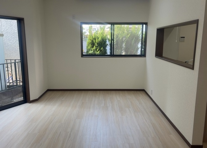 ダイニングは、食事や家族の団らんスペースとしてだけではなく、ほかの用途としても使用することができます。ダイニングテーブルを置き、食事のためのスペースを作ることでリビングとの差別化を図ることができます。