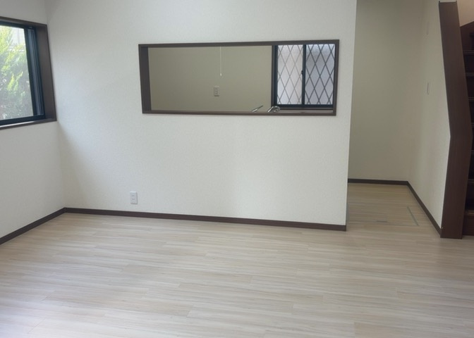 DKの物件でも広く見せたい方は、ダイニングスペースを広く使えるように工夫しましょう。低めのダイニングソファを置くと、家具の圧迫感が減り、広く見せることができ、ダイニングをリビングのように使用できます！