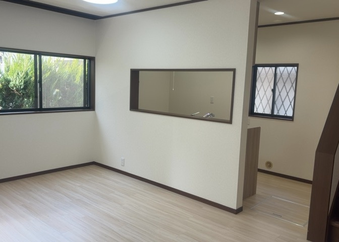 ダイニングとキッチンの間を扉や壁などで仕切らず、一体化させた間取りです。キッチンカウンターがついている物件ならば、食事をキッチンカウンターで取ることで、ダイニングスペースをリビングとして使用できます。