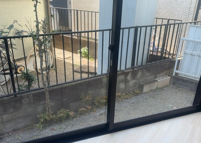 サッシは、ガラス窓に使用される金属製の窓枠です。一般的に住宅建築では、金属製建具工事の段階でガラス類・玄関などと同時に設置されます。種類や構造により断熱性能や遮音性能が異なるので現地でご確認ください。