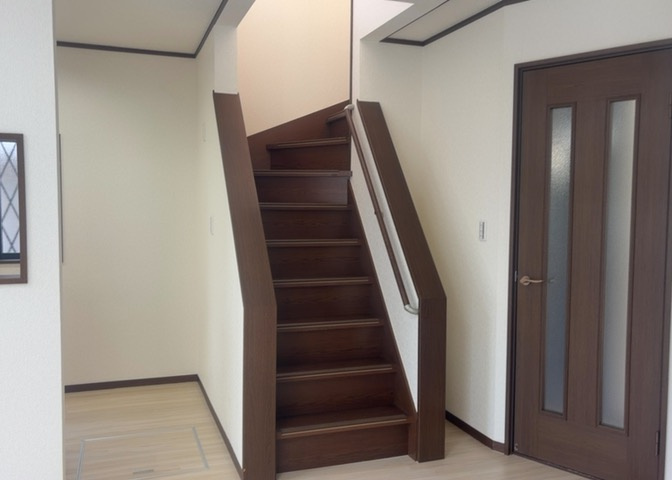 限られた敷地面積の場合、収納スペースを狭くして居室スペースを広く取ろうとすると、収納スペースがなくて困ることがあります。見学の際に各部屋に収納スペースがあるか、収納を置く場所はあるのか確認しましょう。