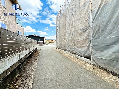 前面道路を含む現地写真。完成に向けて順調に工事が進んでいます。