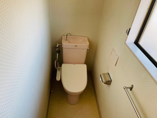 各階にトイレが設けられており、生活動線の良さが魅力。朝の混雑時や来客時にも便利で、ご家族が多いご家庭にもおすすめです。窓付きで明るく換気もしやすく、快適に使用できる実用性の高い設備です。