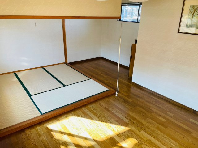 小上がりの畳スペースとフローリングの組み合わせが印象的。段差部分を活かして座る・くつろぐなど多彩な使い方が可能です。広さも十分にあり、家具配置の自由度も高く、ライフスタイルに合わせた空間づくりが可能。