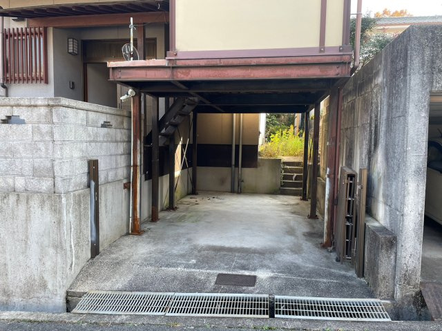 屋根付きの車庫は雨や直射日光から車を守り、日々の乗り降りも快適。バイク、自転車も駐車可能。駐車場は収納スペースとしても重宝しそうですね。こちらの物件は、ご予約いただきましたらご見学も可能です！