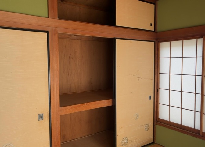 デザイン性を重視しすぎて収納が少なかった！なんてことにならないため、事前に現地で収納の数を確認しておくことをお勧めします。クローゼット以外にも床下収納や屋根裏収納、パントリーなどもチェックしましょう。
