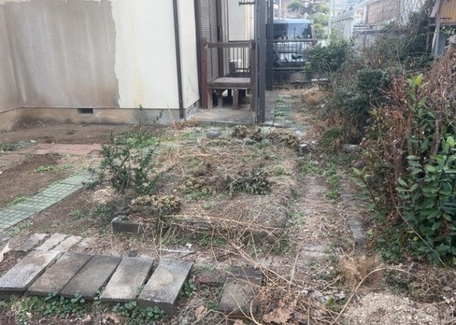 庭があることでガーデニングや家庭菜園はもちろん、こどもの遊び場やペットを放して遊ぶことができます。また、家の周囲に余裕があるということです。隣地との間があれば、十分な日当たりと、風通しが確保できます。