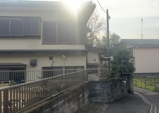 お持ちの車種によっては前面道路が広い方が便利でしょう。しかし、前面道路が広ければその分交通量が多くなるため、騒音などが気になる場合があります。実際に現地を見学し、周辺交通量や騒音などを確認しましょう！