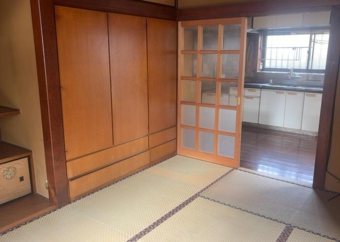 L型アイランドタイプは、キッチンからダイニングにもリビングにも目が行き届くので、とても使いやすい配置です。L字型独立タイプは、キッチンを独立させてるためLDKというよりもLDといった様なイメージです。