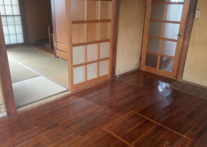 ダイニングは、食事や家族の団らんスペースとしてだけではなく、ほかの用途としても使用することができます。ダイニングテーブルを置き、食事のためのスペースを作ることでリビングとの差別化を図ることができます。