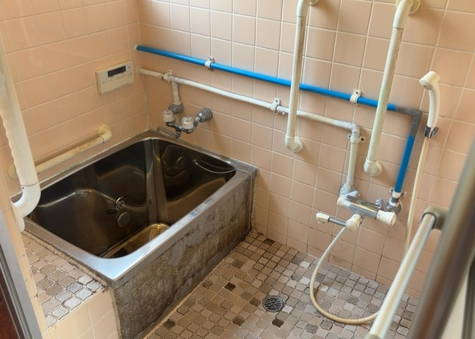 入浴時の快適さも大事なことですが、綺麗な状態を維持できなければ気持ちよく入浴できません。毎日の掃除が楽という点は大事なポイントになります！カビが生えにくく掃除がしやすい、壁や浴槽を選ぶといいでしょう。