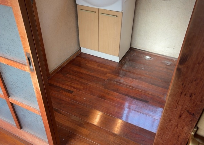 多くの戸建て住宅で見かける洗面脱衣所は、洗面台と洗濯機が2畳ほどのスペースに並べられていて、洗面所が脱衣所を兼ね備えている間取りが一般的です。お客様が利用することもある、パブリックな空間でもあります。