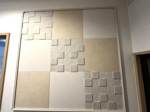 室内に施工されたエコカラット、24時間、無音で湿度を調整する壁