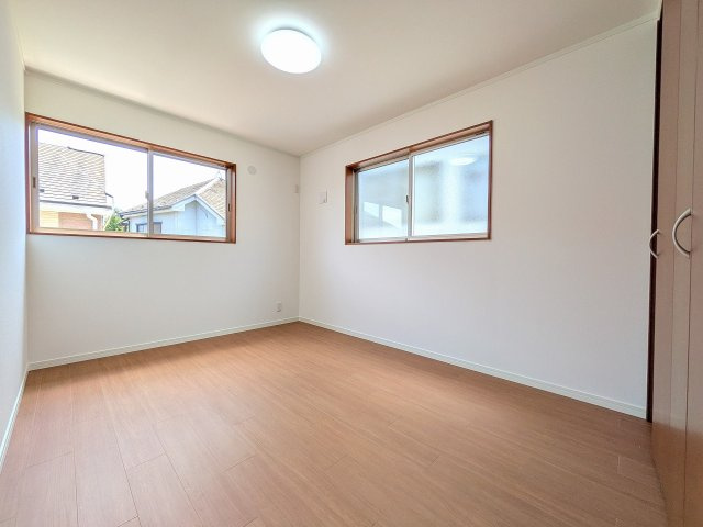 ～2階6.5帖の洋室　2面採光で明るく風通しの良いお部屋です～