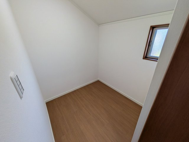 ～2階2.0帖の納戸　収納はもちろんランドリールームなど大活躍～