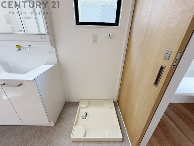 洗濯物の仕分け作業がしやすく、整理整頓が容易になります。洗濯音や湿気を他の部屋に持ち込まず、生活環境を快適に保ちます。上部を活用すれば収納スペースを確保でき洗剤や洗濯用品の整理もしやすくなります。