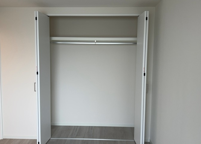 全居室にクローゼットを備えた収納力のある3LDKの間取りです。玄関周りにはシューズボックスも配置されており、洋服や靴、季節の道具までスッキリ収まるため居住空間を有効的に広々と活用していただけます。